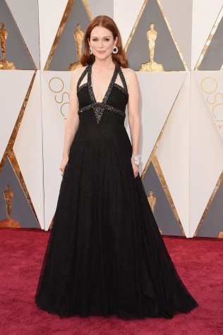 Julianne-Moore-Wearing-a-custom-Chanel-Haute-Couture-gown-and-Chopard-jewels.-Image-Source-Getty-Jason-Merritt-316x475
