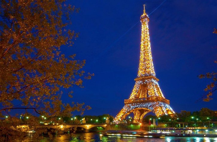 Paris_Eiffel_tower_during_the_sparkling_effect_which_only_lasts_some_seconds-725x475