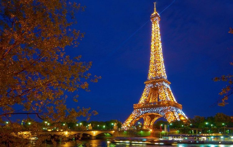 Paris_Eiffel_tower_during_the_sparkling_effect_which_only_lasts_some_seconds-750x475
