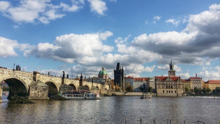 charles-bridge-1045305_1280-750x422