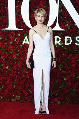 MICHELLE-WILLIAMS-in-Louis-Vuitton-316x475