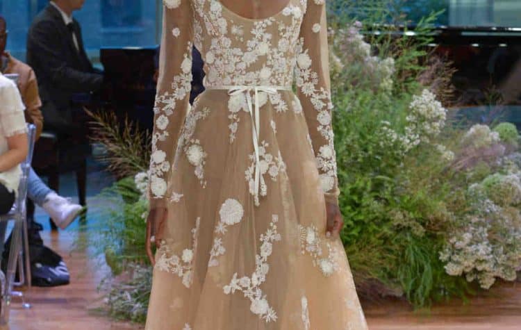 Monique-Lhuillier-wedding-dress-fall2017-62033510-010_vert-750x475