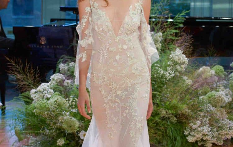 Monique-Lhuillier-wedding-dress-fall2017-62033510-013_vert-1-750x475