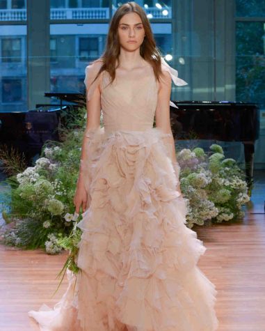 vestido-de-noiva-rose-quartz-Monique-Lhuillier-wedding-dress-fall2017-62033510-012_vert-381x475
