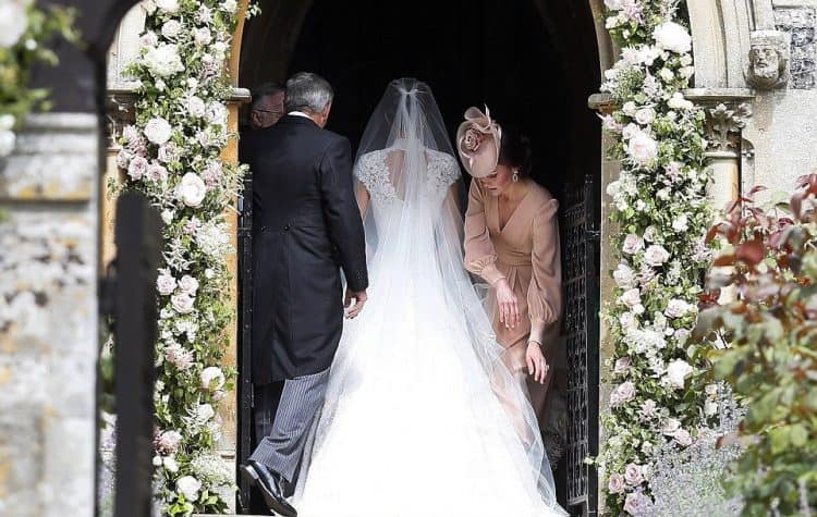 Kate-Middleton-arruma-vestido-de-Pippa-antes-da-entrada-da-irma-na-igreja-Foto-Getty-Images-750x475