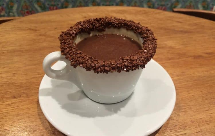 cafe-com-borda-chocolate-brigadeiros-do-tuiter-750x475