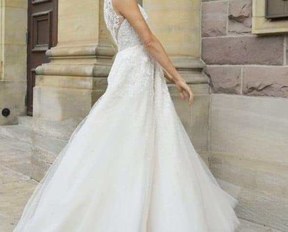 Meghan-Markle-in-a-wedding-dress-1041190-590x475