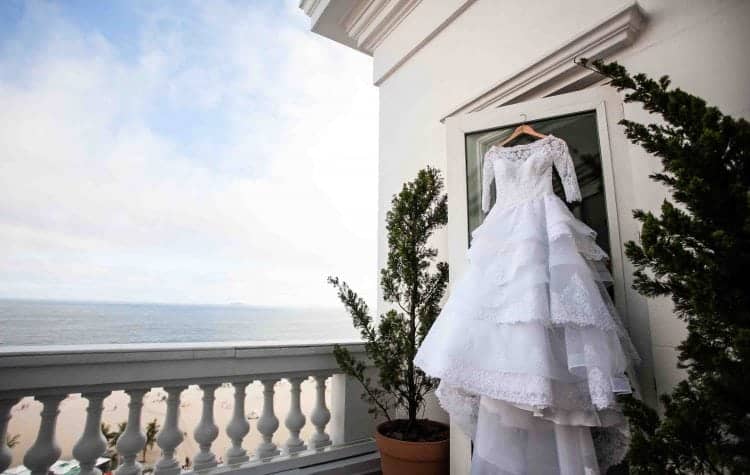 Casamento-Clássico-Casamento-tradicional-Copacabana-Palace-Making-of-Monica-Roias-Ribas-Foto-e-Vídeo-Sapato-Silvio-Cruz-Tuanny-e-Bernardo-Vestido-de-noiva-CaseMe-750x475