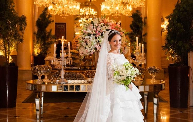 Casamento-Clássico-Casamento-tradicional-Copacabana-Palace-Monica-Roias-Poses-noiva-Ribas-Foto-e-Vídeo-Silvio-Cruz-Tuanny-e-Bernardo-CaseMe-8-750x475