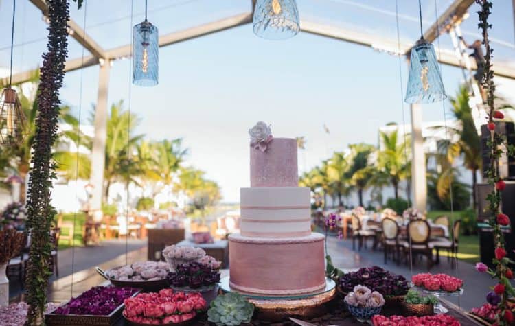 bolo-casamento-de-dia-casamento-na-Bahia-casamento-na-praia-cerimônia-mesa-de-doces-Thais-e-Marcoscasamento1-750x475