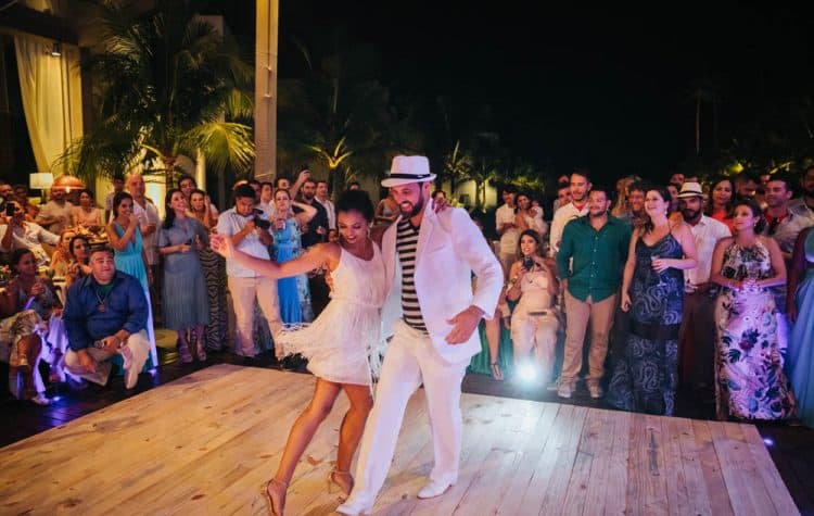 casamento-de-dia-casamento-na-Bahia-casamento-na-praia-dança-festa-Thais-e-Marcos-valsa-dos-noivos-casamento-70-750x475