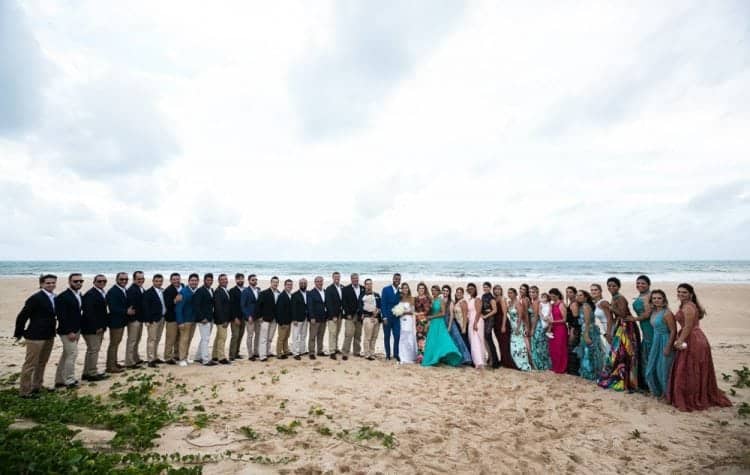 B-BLUE-BEACHOUSES-bahia-casamento-ao-ar-livre-casamento-julia-e-diogo-casamento-na-praia-fotografia-Bianca-Martinez-padrinhos-casamento-31-750x475