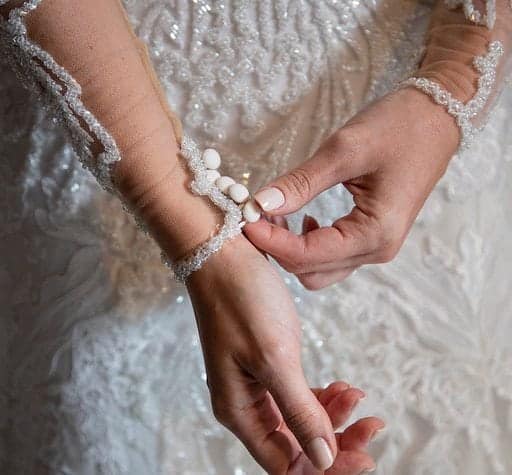 detalhe-vestido-dani-e-dante-casamento-tradicional-foto-anna-e-ricky-512x475