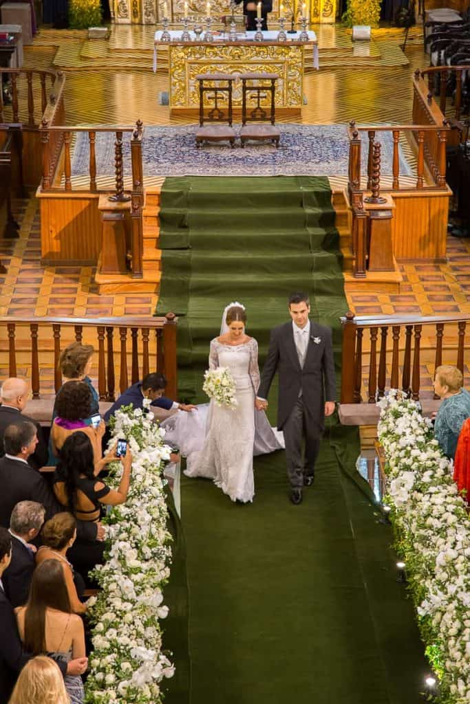 Casamento-Fernanda-e-André-cerimonia-na-igreja-fotografia-Cissa-Sannomiya-Paróquia-Nossa-Senhora-do-Brasil-e-Palácio-Tangará-saida-dos-noivos43-683x1024