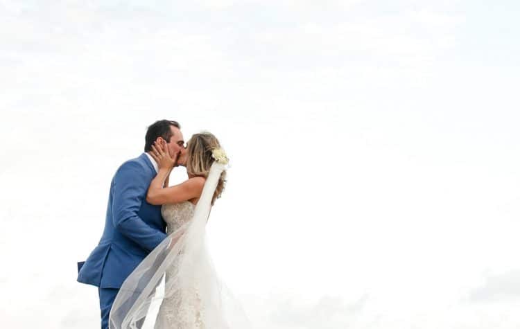 AL-Aline-e-Mauricio-capela-dos-milagres-casamento-casamento-na-praia-fotos-dos-noivos105-750x475