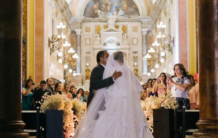 Casamento-Isadora-e-Americo-foto-Bruno-Miranda-foto-Clarté-noivos-na-igreja21-750x475