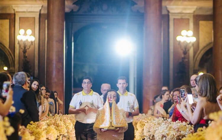 Casamento-Isadora-e-Americo-foto-Bruno-Miranda-foto-Clarté-noivos-na-igreja25-750x475