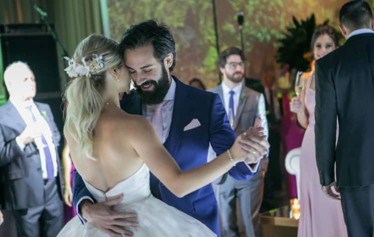 Casamento-Milene-e-Leonardo-danca-do-casal-decoracao-da-festa-Roberto-Tamer-terras-claras270-750x475