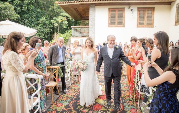 Casa-Capuri-casamento-Roberta-e-Rodrigo-cerimonia-ao-ar-livre-entrada-da-noiva-Rodrigo-Sack119-750x475