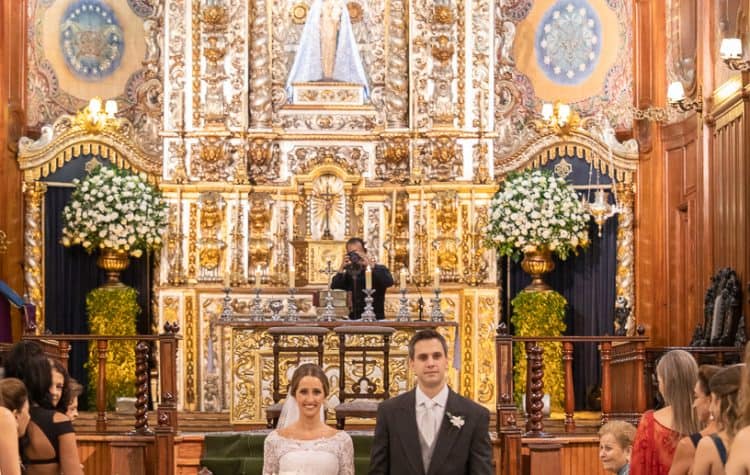 Casamento-Fernanda-e-André-cerimonia-na-igreja-fotografia-Cissa-Sannomiya-Paróquia-Nossa-Senhora-do-Brasil-e-Palácio-Tangará-saida-dos-noivos40-750x475