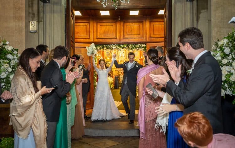 Casamento-Fernanda-e-André-cerimonia-na-igreja-fotografia-Cissa-Sannomiya-Paróquia-Nossa-Senhora-do-Brasil-e-Palácio-Tangará-saida-dos-noivos41-750x475