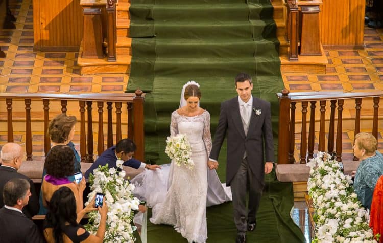 Casamento-Fernanda-e-André-cerimonia-na-igreja-fotografia-Cissa-Sannomiya-Paróquia-Nossa-Senhora-do-Brasil-e-Palácio-Tangará-saida-dos-noivos43-750x475