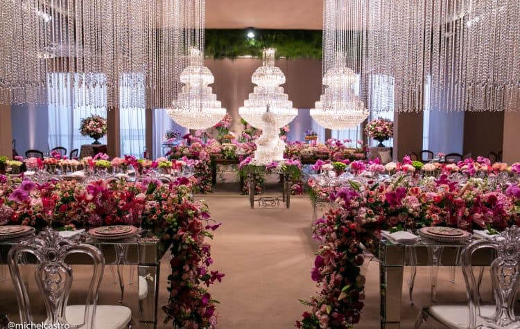 Casamento-Karina-e-Lucas-decoracao-clássica-decoracao-rosa-espaço-cyelo-lustres-mesa-de-doces-Michel-Castro4-750x475