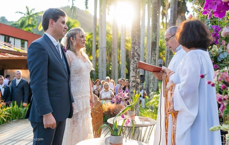 Casamento-Roberta-e-Angelo-cerimonia-no-jardim-Lago-Buriti-Sérgio-Ronaldo137-750x475