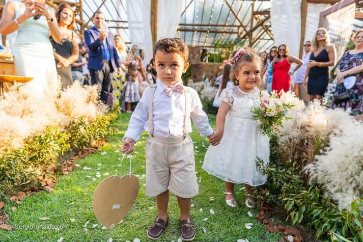 Casamento-Roberta-e-Angelo-cerimonia-no-jardim-daminhas-Lago-Buriti-Sérgio-Ronaldo117-713x475