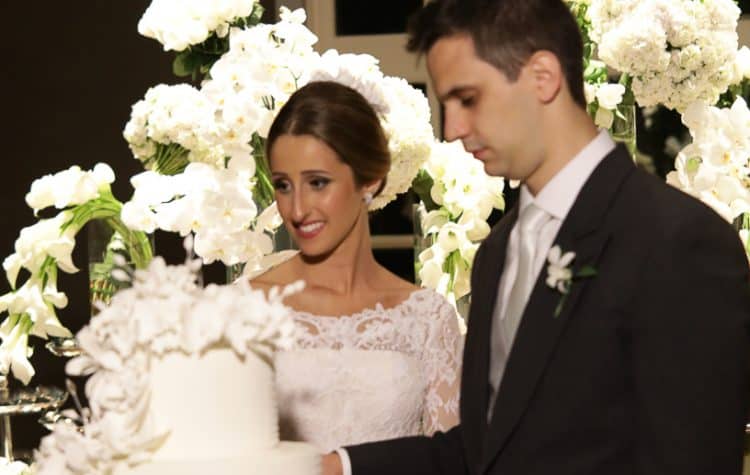 bolo-de-casamento-Casamento-Fernanda-e-André-foto-dos-noivos-fotografia-Cissa-Sannomiya-Paróquia-Nossa-Senhora-do-Brasil-e-Palácio-Tangará89-750x475