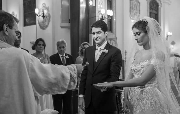 casamento-Natalia-e-Thiago-cerimonia-na-igreja-Fotografia-Cissa-sannomya-fotos-dos-noivos-no-altar-Igreja-Nossa-Senhora-do-Brasil86-750x475