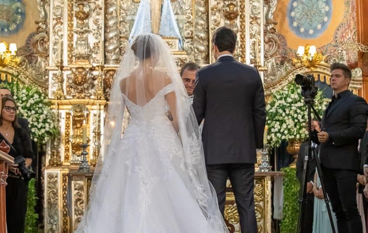 casamento-Natalia-e-Thiago-cerimonia-na-igreja-Fotografia-Cissa-sannomya-fotos-dos-noivos-no-altar-Igreja-Nossa-Senhora-do-Brasil87-750x475