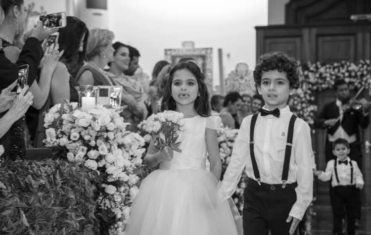 casamento-Natalia-e-Thiago-cerimonia-na-igreja-daminhas-e-pajens-Fotografia-Cissa-sannomya-Igreja-Nossa-Senhora-do-Brasil85-750x475