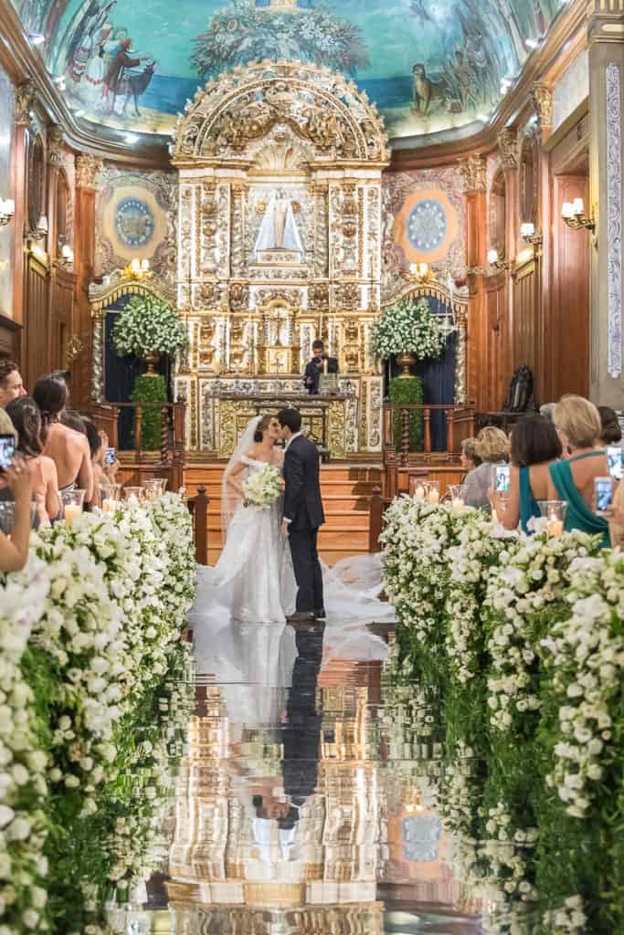 casamento-Natalia-e-Thiago-cerimonia-na-igreja-foto-dos-noivos-Fotografia-Cissa-sannomya-fotos-dos-noivos-no-altar-Igreja-Nossa-Senhora-do-Brasil101-683x1024