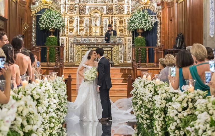 casamento-Natalia-e-Thiago-cerimonia-na-igreja-foto-dos-noivos-Fotografia-Cissa-sannomya-fotos-dos-noivos-no-altar-Igreja-Nossa-Senhora-do-Brasil101-750x475