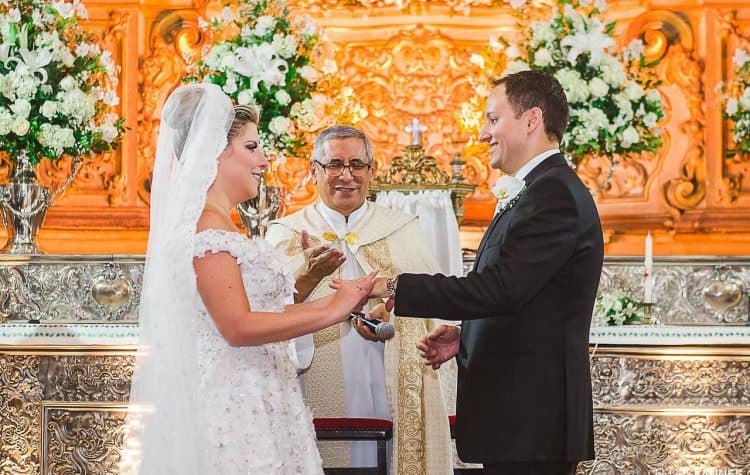 Casamento-Beatrice-e-Luiz-Augusto-casamento-classico-cerimonia-na-igreja-fotografia-Felipe-Lannes-noivos-no-altar11-750x475