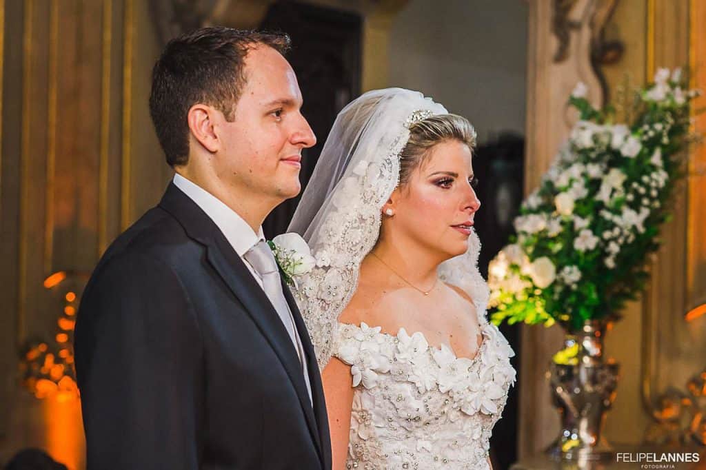 Casamento-Beatrice-e-Luiz-Augusto-casamento-classico-cerimonia-na-igreja-fotografia-Felipe-Lannes-noivos-no-altar21-1024x682