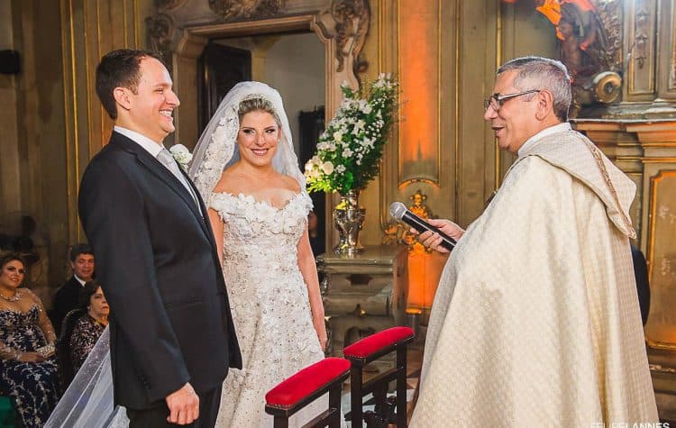 Casamento-Beatrice-e-Luiz-Augusto-casamento-classico-cerimonia-na-igreja-fotografia-Felipe-Lannes-noivos-no-altar5-750x475