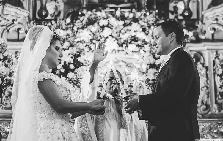 Casamento-Beatrice-e-Luiz-Augusto-casamento-classico-cerimonia-na-igreja-fotografia-Felipe-Lannes-noivos-no-altar6-750x475