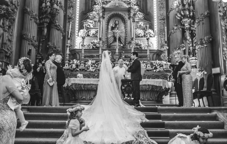 casamento-Caroline-e-Breno-casamento-clássico-cerimonia-na-igreja-daminhas-e-pajens-fotografia-VRebel-noivos-no-altar45-750x475