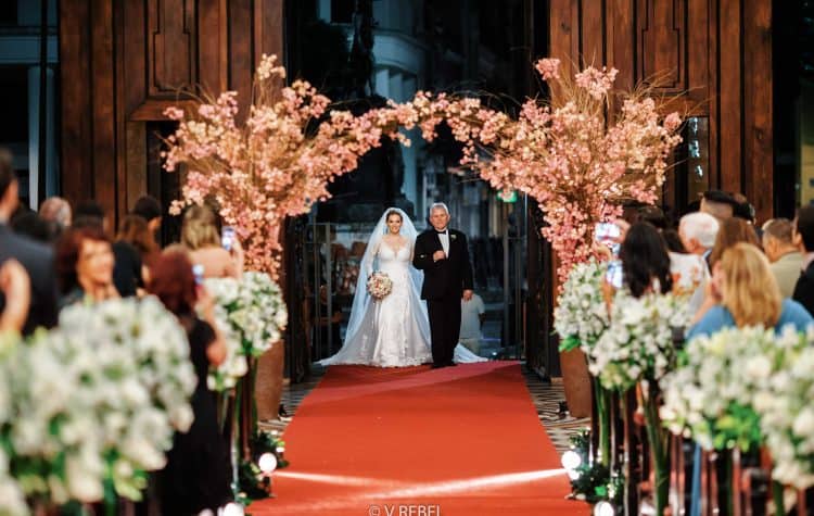 casamento-Caroline-e-Breno-casamento-clássico-cerimonia-na-igreja-entrada-da-noiva-fotografia-VRebel35-750x475