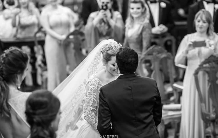 casamento-Caroline-e-Breno-casamento-clássico-cerimonia-na-igreja-fotografia-VRebel-noivos-no-altar37-750x475