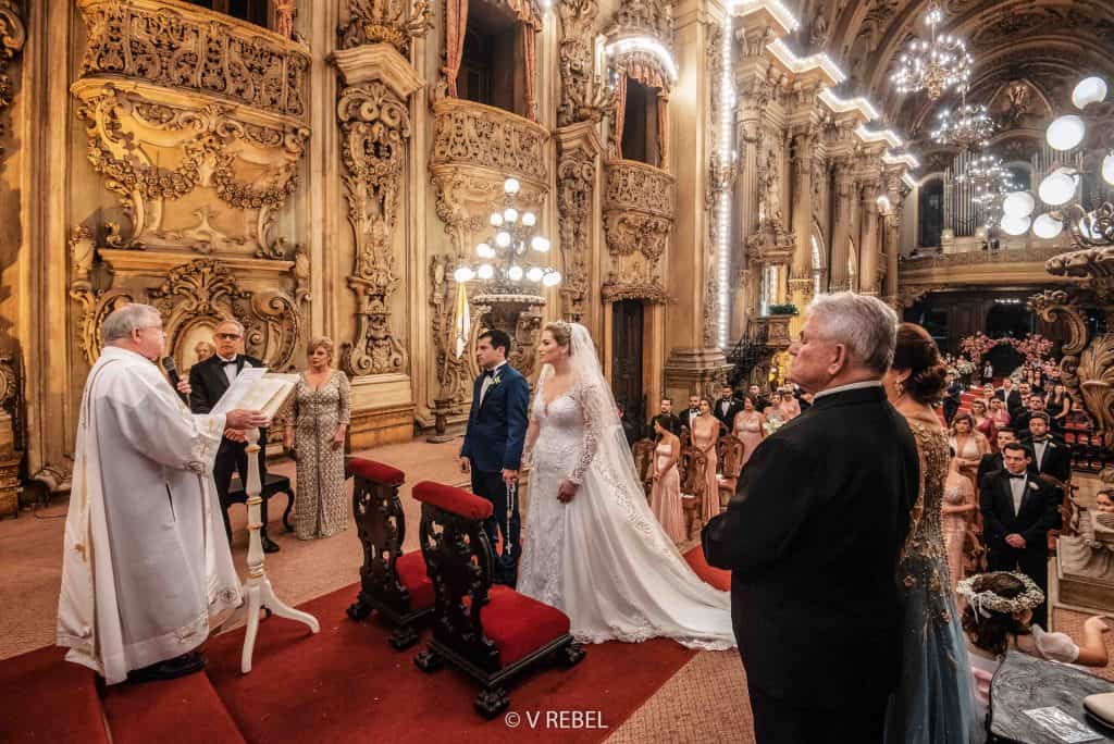 casamento-Caroline-e-Breno-casamento-clássico-cerimonia-na-igreja-fotografia-VRebel-noivos-no-altar40-1024x684