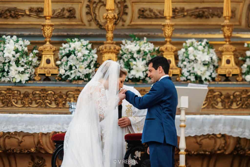 casamento-Caroline-e-Breno-casamento-clássico-cerimonia-na-igreja-fotografia-VRebel-noivos-no-altar43-1024x683