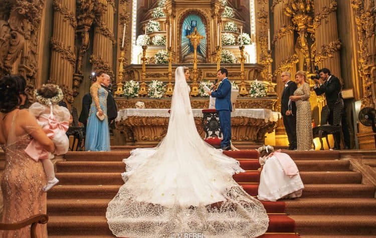 casamento-Caroline-e-Breno-casamento-clássico-cerimonia-na-igreja-fotografia-VRebel-noivos-no-altar46-750x475