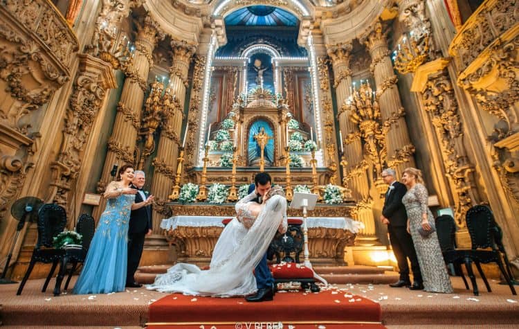 casamento-Caroline-e-Breno-casamento-clássico-cerimonia-na-igreja-fotografia-VRebel-noivos-no-altar48-750x475