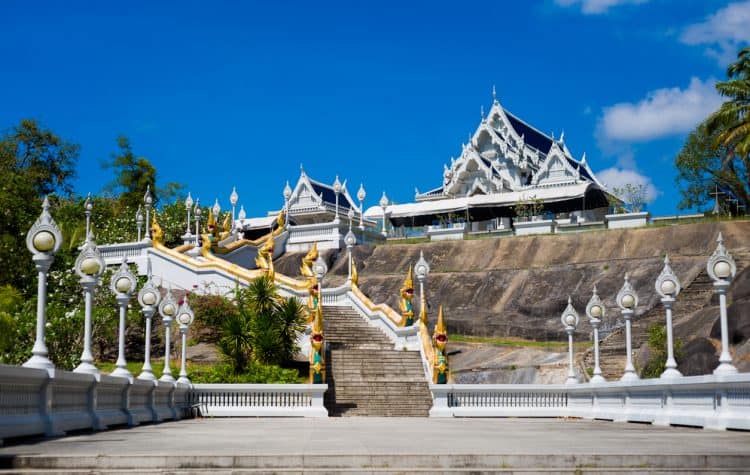 Wat-Kaew-Korawaram-750x475