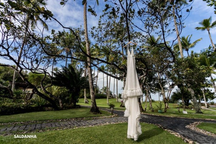 Aliança-no-Espelho-Casamento-Chandrélin-e-Laureano-cerimonia-na-praia-Chan-e-Lau-making-of-Rio-da-Barra-Vanessa-Lucietto-vestido-de-noiva9-713x475