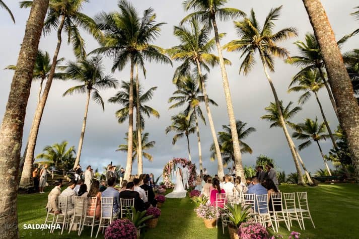 Aliança-no-Espelho-Casamento-Chandrélin-e-Laureano-cerimonia-na-praia-cerimonia-no-jardim-Chan-e-Lau-Rio-da-Barra21-713x475