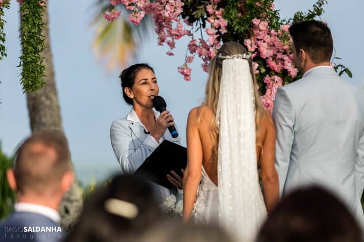 Aliança-no-Espelho-Casamento-Chandrélin-e-Laureano-cerimonia-na-praia-cerimonia-no-jardim-Chan-e-Lau-Rio-da-Barra22-713x475